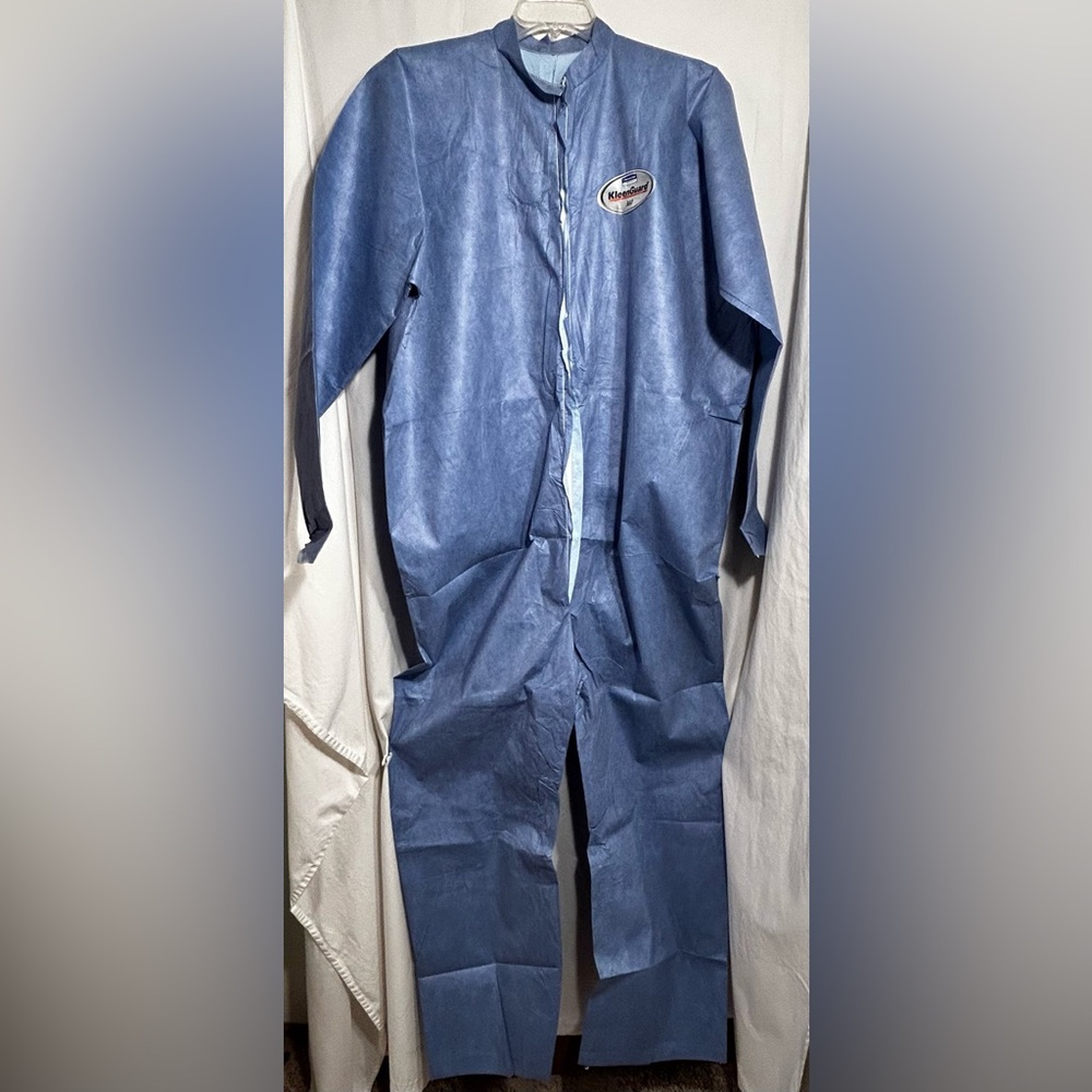LOT OF 4 LRG KleenGuard A60 45233 Coveralls Pathogen/Chemical Splash Protection